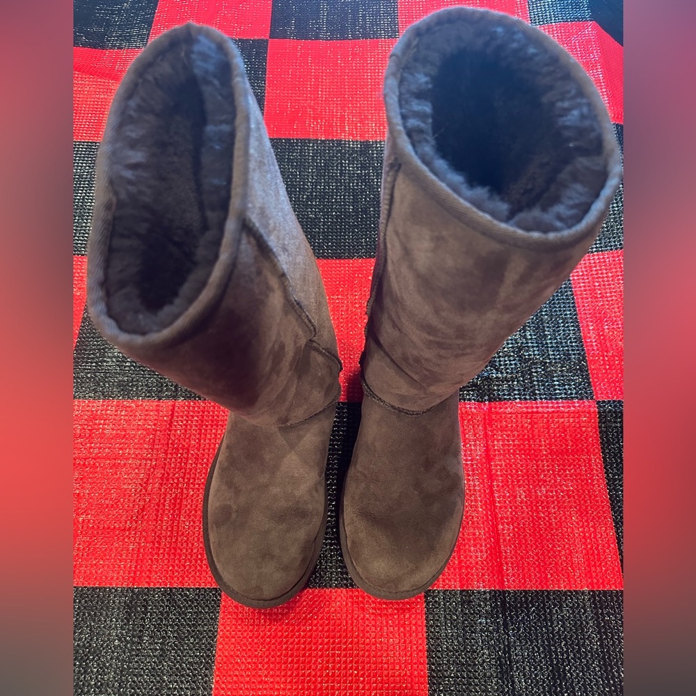 UGG Australia Classic Tall II Boot
Size 8
Color: Burnt Cedar
B2